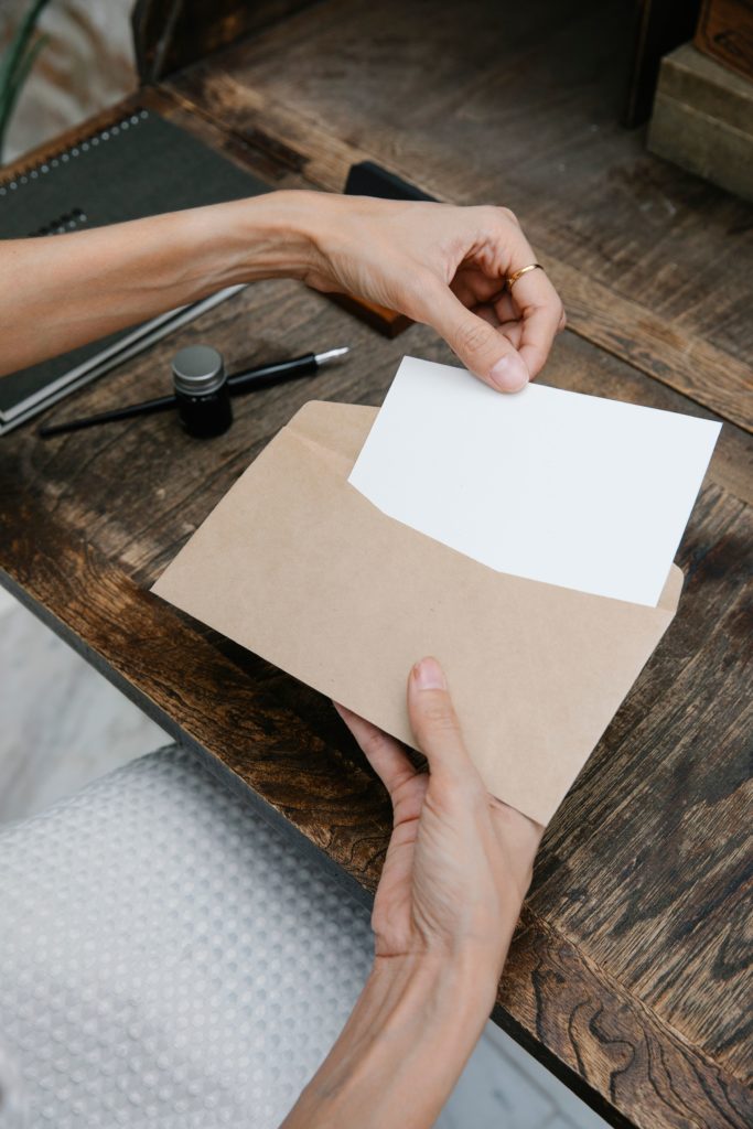 Hoe kies je een goede direct mail specialist? Waar let je op bij het kiezen van een direct mail specialist? En waarom is direct mail per post nog steeds interessant? Lees het in dit blog.